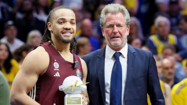 Carsen Edwards (FC Bayern Muenchen) wird von Dr. Stefan Holz (Geschaeftsfuehrer der Basketball Bundesliga) als Most Important Player (MIP) ausgezeichnet, 1. Basketball Bundesliga der Maenner, Alba Berlin vs FC Bayern Muenchen, Uber Arena, 14.06.2024, Berlin, Deutschland. *** Carsen Edwards FC Bayern Muenchen is awarded Most Important Player MIP by Dr. Stefan Holz Managing Director of the Basketball Bundesliga, 1 Basketball Bundesliga Men, Alba Berlin vs FC Bayern Muenchen, Uber Arena, 14 06 2024, Berlin, Germany