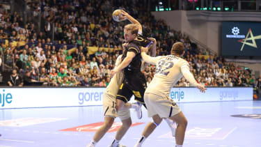 19.10.2023, xgox, Handball, EHF Champions League, SC Magdeburg - FC Porto v.l. Janus Dadi Smarason (Magdeburg, 13) wirft Tor, Torschuetze, erzielt Tor, Treffer, scores the goal Magdeburg *** 19 10 2023, xgox, handball, EHF Champions League, SC Magdeburg FC Porto v l Janus Dadi Smarason Magdeburg, 13 throws goal, goalkeeper, scores goal, scores the goal Magdeburg