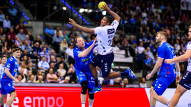 Handball: 1. Bundesliga, Herren, Saison 2024/2025, TVB Stuttgart - SG Flensburg-Handewitt, Porsche Arena. Flensburgs Mads Mensah (r) in Aktion gegen Stuttgarts Lenny Rubin (l).