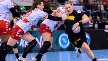 Handball: DHB-Pokal, Final4, Halbfinale - HB Ludwigsburg - Borussia Dortmund v. li. im Zweikampf Anne With Johansen (Ludwigsburg), Mareike Thomaier (Ludwigsburg), Lisa Antl (Dortmund) Stuttgart Porsche Arena Baden-Württemberg Deutschland *** Handball DHB Cup, Final4, semi-final HB Ludwigsburg Borussia Dortmund from left in duel Anne With Johansen Ludwigsburg , Mareike Thomaier Ludwigsburg , Lisa Antl Dortmund Stuttgart Porsche Arena Baden Württemberg Germany