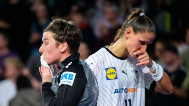 Innsbruck, Oesterreich: Handball EM Frauen - Vorrunde Gruppe F - Niederlande - Deutschland Alina Grijseels (Deutschland), Xenia Smits (Deutschland) unzufrieden entt&auml;uscht enttaeuscht niedergeschlagen frustriert, Innsbruck Olympiahalle Oesterreich *** Innsbruck, Austria Handball European Championship Women Preliminary Round Group F Netherlands Germany Alina Grijseels Germany , Xenia Smits Germany dissatisfied disappointed dejected frustrated, Innsbruck Olympiahalle Austria