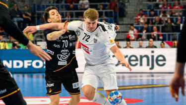 Lukas Hutecek Österreich und Daniel Fernandez Jimenez Spanien Handball