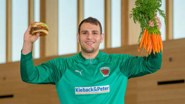 Warum steht der beste Bundesliga-Torwart hier mit Burger und Gemüse?