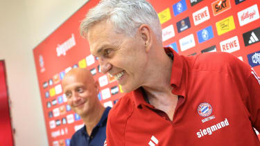 Gordon Herbert, neuer Trainer des Basketball Bundesligisten FC Bayern München, verlässt nach einem Mediengespräch das Podium.