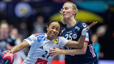 France v Norway, IHF World Handball Championship Final 2023, Herning, Denmark Herning, Denmark. 17th, December 2023. Estelle Nze Minko (27) of France and Henny Reistad (25) of Norway seen during the IHF World Handball Championship 2023 final between France and Norway at Jyske Bank Boxen in Herning. Herning Denmark PUBLICATIONxNOTxINxDENxNORxFINxBEL Copyright: xGonzalesxPhoto MortenxKjaerx