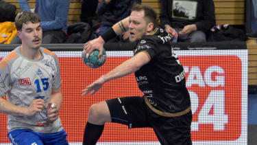 9.2.2025, Dresdens Julius Dierberg vor Dessaus Marcel Nowak, Handball, 2. Bundesliga, HC Elbflorenz Dresden-Dessau-Rosslauer HV, (c) Dresden *** 9 2 2025, Dresdens Julius Dierberg ahead of Dessaus Marcel Nowak, Handball, 2 Bundesliga, HC Elbflorenz Dresden Dessau Rosslauer HV, c Dresden