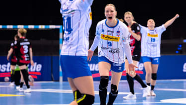 Handball: DHB-Pokal, Final4, Halbfinale - HSG Bensheim Auerbach - HSG Blomberg-Lippe Nieke Kühne (Blomberg) Jubel Freude Emotion Torjubel Torschuetze Torschütze Stuttgart Porsche Arena Baden-Württemberg Deutschland *** Handball DHB Pokal, Final4, semi-final HSG Bensheim Auerbach HSG Blomberg Lippe Nieke Kühne Blomberg Jubel Freude Emotion Torjubel Torschuetze Torschütze Stuttgart Porsche Arena Baden Württemberg Germany