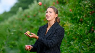 Emily Bölk jongliert mit Äpfeln