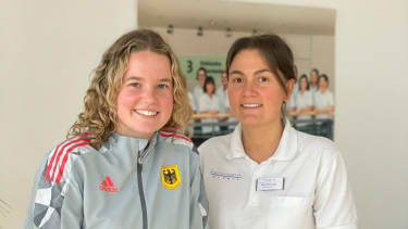 Amelie Berger mit Physiotherapeutin