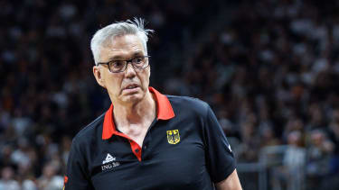 Basketball: Länderspiel, Deutschland - Japan, Uber Arena. Deutschlands Trainer Gordon Herbert verfolgt das Spiel.