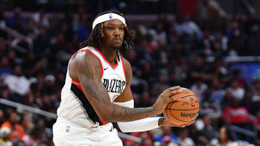 LOS ANGELES, CA - OCTOBER 25: Portland Trail Blazers center Robert Williams III (35) looks to make a pass during a NBA, Basketball Herren, USA game between the Portland Trail Blazers and the Los Angeles Clippers on October 25, 2023 at Crypto.com Arena in Los Angeles, CA. (Photo by Brian Rothmuller Icon Sportswire) NBA: OCT 25 Trail Blazers at Clippers EDITORIAL USE ONLY Icon231025171