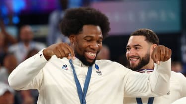 - Basket-ball 5x5 - final - France-USA - Paris 2024 - 11 08 2024 - France Seine Saint Denis Paris - The Public s MVP, Guerschon Yabusele (FRA) on the Olympic podium at the Arena Bercy at the end of the final won by the USA against France, August 10, 2024. PUBLICATIONxNOTxINxFRAxRUS JulienxMattiax xLexPictorium LePictorium_0296610