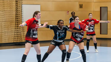 von links: Kim Ott (Thüringer HC, 25), Kristina Fodjo (Berlin, 10), Merle Brachmann (Thüringer HC, 82), 17.12.2023, Bad Langensalza (Deutschland), Handball, Jugendbundesliga A-Jugend weiblich, Thüringer HC - Berliner TSC