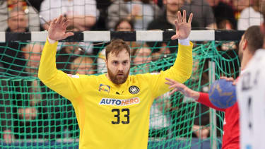 Torwart Andreas Wolff (Deutschland, 33) erwartet einen Siebenmeter von Mario Sostaric (Kroatien, 6).

Handball Olympia-Qualifikation, Länderspiel zwischen Deutschland und Kroatien am 16. März 2024 in Hannover.