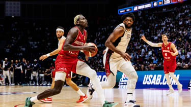 USA Basketball Showcase: USA - Deutschland; 22.07.2024 Isaac Bonga (Deutschland, 0) im Sprung, Joel Embiid (USA, 11) USA Basketball Showcase: USA - Deutschland; The O2 Arena, London am 22.07.2024 *** USA Basketball Showcase USA Germany 22 07 2024 Isaac Bonga Germany, 0 on jump, Joel Embiid USA, 11 USA Basketball Showcase USA Germany The O2 Arena, London on 22 07 2024 Copyright: xBEAUTIFULxSPORTS Wunderlx