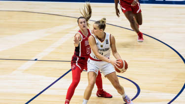 USA Basketball Showcase: USA - Deutschland Damen; 22.07.2024 Sabrina Ionescu (USA, 6), Leonie Fiebich (Deutschland, 13) am Ball USA Basketball Showcase: USA - Deutschland Damen; The O2 Arena, London am 23.07.2024 *** USA Basketball Showcase USA Germany Women 22 07 2024 Sabrina Ionescu USA, 6 , Leonie Fiebich Germany, 13 on the ball USA Basketball Showcase USA Germany Women The O2 Arena, London on 23 07 2024 Copyright: xBEAUTIFULxSPORTS Wunderlx