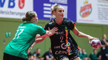 v.li.: Benita Zemke (SV Werder Bremen, 37) und Lisa Borutta (VfL Oldenburg, 2) im Zweikampf, Duell, Spielszene, Aktion, Action, 01.09.2024, Bremen (Deutschland), Handball, DHB-Pokal Frauen, SV Werder Bremen - VfL Oldenburg *** from left Benita Zemke SV Werder Bremen, 37 and Lisa Borutta VfL Oldenburg, 2 in duel, duel, game scene, action, action, 01 09 2024, Bremen Germany , Handball, DHB Pokal Women, SV Werder Bremen VfL Oldenburg xobx