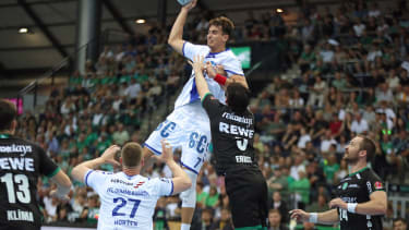 SC DHfK Leipzig vs. VfL Gummersbach, DAIKIN HBL, 22.09.24 Julian K&ouml;ster (7, VfL Gummersbach) in der Luft gegen Simon Ernst (5, SC DHfK Leipzig). Handball, DAIKIN HBL, 1. Bundesliga, Saison 2024 2025, 3. Spieltag: SC DHfK Leipzig vs. VfL Gummersbach am 22.09.24 in der Quarterback Immobilien Arena Leipzig. *** SC DHfK Leipzig vs VfL Gummersbach, DAIKIN HBL, 22 09 24 Julian K&ouml;ster 7, VfL Gummersbach in the air against Simon Ernst 5, SC DHfK Leipzig Handball, DAIKIN HBL, 1 Bundesliga, Season 2024 2025, Matchday 3 SC DHfK Leipzig vs VfL Gummersbach on 22 09 24 at Quarterback Immobilien Arena Leipzig Copyright: xBEAUTIFULxSPORTS JanxKaeferx