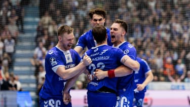 Kentin Mahe (VfL Gummersbach, 22), Kristjan Horzen (VfL Gummersbach, 27) Miro Schluroff (VfL Gummersbach, 15) und Stepan Zeman (#66, VfL Gummersbach, 66) jubeln nach Abpfiff ?ber den letzten Treffer durch Mahe, die erfolgreiche letzte Abwehr und das daraus resultierende Unentschieden gegen die SG Flensburg-HandewittDaikin Handball-Bundesliga VfL Gummersbach - SG Flensburg-Handewitt; Gummersbach, Schwalbe arena am 06.10.2024