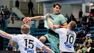 Jakob Martin Asgeirsson (FH Hafnarfjordur, 15), Julian K?ster (VfL Gummersbach, 7) am Ball, Jon Bjarni Olafsson (FH Hafnarfjordur, 10)

EHF European League Men 2024/25: VfL Gummersbach - FH Hafnarfjordur; Gummersbach, Schwalbe arena am 19.11.2024
