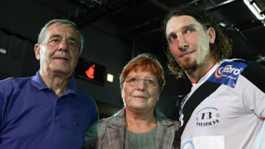 Stefan Kretzschmar (SC Magdeburg) mit Vater Peter und Mutter Waltraud am Rande seines Abschiedspiels Handball 1. BL Herren Kretzschmars Abschiedsspiel 2007, Abschied, Verabschiedung, verabschieden Gruppe Magdeburg Handball 1. BL Herren Kretzschmars Abschiedsspiel 2007, Abschied, Verabschiedung, verabschieden Gruppe Magdeburg