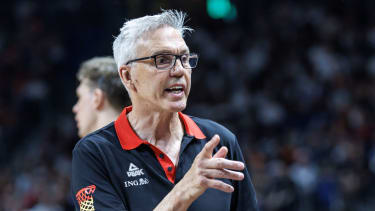 Basketball: Länderspiel, Deutschland - Japan, Uber Arena. Deutschlands Trainer Gordon Herbert gibt Anweisungen.