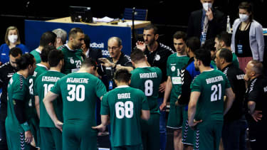 14.03.2021, Max Schmeling Halle, Berlin, GER, IHF Olympia Qualifikation, Algerien vs Deutschland, im Bild Alain Portes, head coach of Algeria with his players during the men s IHF Olympic qualification match between Algeria and Germany at the Max Schmeling Halle in Berlin, Germany on 2021 03 14. **** ONLY FOR GER;FRA;ITA;ESP;SUISSE;GBR **** *****ATTENTION - OUT of SLO, FRA***** Berlin *** 14 03 2021, Max Schmeling Halle, Berlin, GER, IHF Olympic Qualification, Algeria vs Germany, in picture Alain Portes, head coach of Algeria with his players during the men s IHF Olympic qualification match between Algeria and Germany at the Max Schmeling Halle in Berlin, Germany on 2021 03 14 ONLY FOR GER FRA ITA ESP SUISSE GBR ATTENTION OUT of SLO, FRA Berlin PUBLICATIONxNOTxINxAUT EP_slo PUBLICATIONxNOTxINxAUT PUBLICATIONxNOTxINxAUT