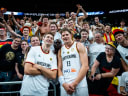 Sport Bilder des Tages Basketball Berlin 19.07.2024 Länderspiel Testspiel Männer Deutschland (GER) - Japan (JPN) Franz Wagner (Deutschland, No.09) Moritz Wagner (Deutschland, No.13) fans *** Basketball Berlin 19 07 2024 International Test Match Men Germany GER Japan JPN Franz Wagner Germany, No 09 Moritz Wagner Germany, No 13 fans