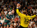 Goeppingen, Deutschland, 06.09.24: Marcel Schiller (FRISCH AUF! Göppingen) und Torwart Finn Knaack (Handball Verein Hamburg) im Zweikampf waehrend des Daikin Handball Bundesliga Spiels zwischen FRISCH AUF! Goeppingen vs Handball Sport Verein Hamburg in der EWS Arena am 06. September 2024 in Goeppingen, Deutschland. (Foto von Harry Langer DeFodi Images)