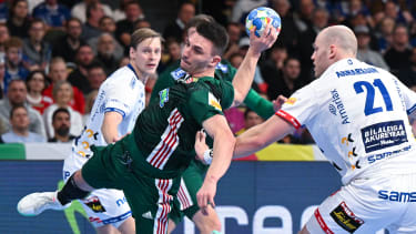 Handball: EM, Island - Ungarn, Vorrunde, Gruppe C, 3. Spieltag in der Olympiahalle. Egon Hanusz von Ungarn wirft auf das Tor von Island.