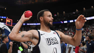 Basketball: USA Basketball Showcase - Las Vegas Jul 10, 2024; Las Vegas, Nevada, USA; USA guard Steph Curry (4) throws a ball to the fans after defeating Canada in the USA Basketball Showcase at T-Mobile Arena. Las Vegas T-Mobile Arena Nevada USA, EDITORIAL USE ONLY PUBLICATIONxINxGERxSUIxAUTxONLY Copyright: xCandicexWardx 202407010_jhp_wb4_0626