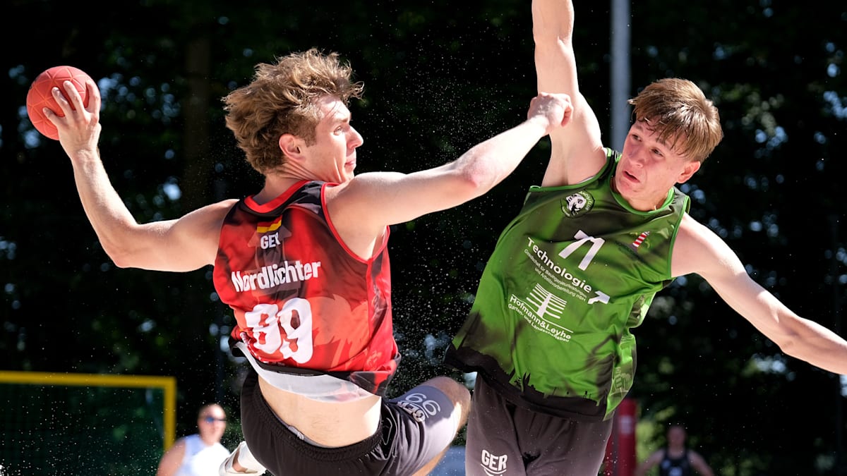 These are the 18 participants in the German Beach Handball Championship