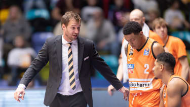 Trainer Anton Gavel (ratiopharm Ulm) mit seinen Spielern Yago Mateus Dos Santos (ratiopharm Ulm, 2) und Karim Jallow (ratiopharm Ulm, 35)