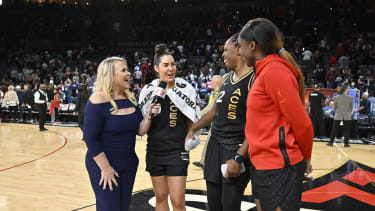 Holly Rowe interviewt Kelsey Plum, Chelsea Gray und Jackie Young von den Las Vegas Aces