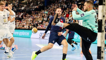 Handball: Champions League, THW Kiel - Paris St. Germain, Gruppenphase, Gruppe A, 9. Spieltag, Wunderino Arena. Kiels Torwart Samir Bellahcene (r) pariert einen Wurf von Paris Dominik Mathe.