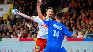 Handball: EM, Griechenland - Dänemark, Vorrunde, Gruppe F, 2. Spieltag. Dänemarks Michael Damgaard Nielsen (l) gegen Griechenlands Nikolaos Passias.