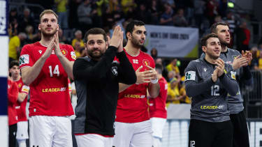 Die georgische Handball-Nationalmannschaft bedankt sich nach dem EM-Spiel gegen Schweden in Mannheim für die Unterstützung der Fans