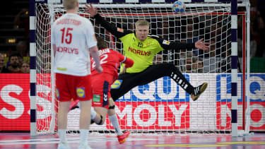 Handball: EM, Norwegen - Dänemark, Hauptrunde, Gruppe 2, 3. Spieltag, Barclaycard Arena. Dänemarks Torhüter Emil Nielsen (r) versucht den Wurf von Norwegens Tobias Groendahl (M) zu parieren. Dänemarks Magnus Saugstrup schaut zu.