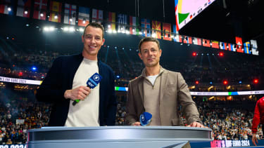 Koeln, Deutschland:
Handball EM 2024 - Hauptrunde - Deutschland - Kroatien

v.li. Dominik Klein (ARD Experte), Alexander Bommes (ARD Moderator)