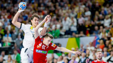 Julian Köster (mit Ball) gegen Bence Imre, Deutschland gegen Ungarn, Handball-EM 2024