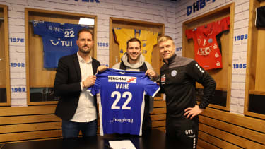 Kentin Mahé (zentral) mit Christoph Schindler (links) und Gudjon Valur Sigurdsson (rechts), VfL Gummersbach
