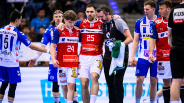 Handball: 1. Bundesliga, Herren, Saison 2023/2024, TVB Stuttgart - HSV Hamburg, Porsche Arena. Hamburgs Tomislav Severec (M) verletzt sich während des Spiels.
