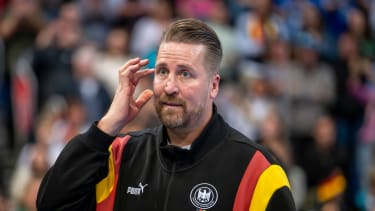 Handball: Olympia-Qualifikation, Österreich - Deutschland, Qualifikation, Turnier 2, 3. Spieltag: Deutschlands Teammanager Oliver Roggisch reagiert.