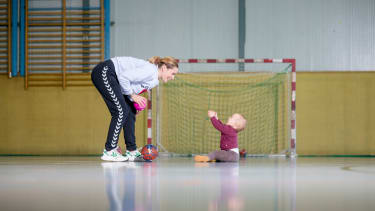 Wie kann man trotz Schwangerschaft weiter auf höchstem Niveau Handball spielen? Nationaltorhüterin Dinah Eckerle verrät in Bock auf Handball, wie das geht.