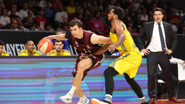 Vladimir Lucic (li.), hier im Duell mit Sterling Brown, war Bayerns Topscorer.