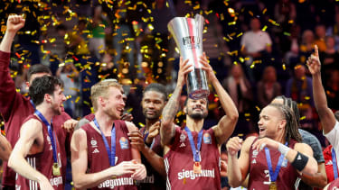 Leandro Bolmaro, Niels Giffey, Nick Weiler-Babb und Carsen Edwards jubeln mit dem Pokal.