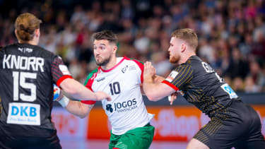 Miguel Martins (mitte) gegen Juri Knorr und Johannes Golla, Portugal gegen Deutschland, Handball