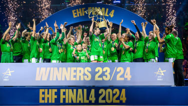 Handball: EHF CL Final 4 - Finale - Györi Audi ETO KC - SG BBM Bietigheim. Die Siegerinnen von Györ heben den Pokal in die Höhe, nach sie die Champions League gewonnen haben.