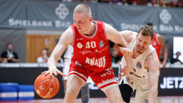 Im Bild: v.li. Collin Welp (Wuerzburg Baskets, 40) gegen Andreas Obst (FC Bayern München Basketball) 02.06.2024, Wuerzburg Baskets vs. FC Bayern Muenchen Basketball, easyCredit BBL, Playoffs, Halbfinale - Spiel 3, Deutschland, Wuerzburg, tectake Arena, *** In the picture from left Collin Welp Wuerzburg Baskets, 40 against Andreas Obst FC Bayern München Basketball 02 06 2024, Wuerzburg Baskets vs FC Bayern Muenchen Basketball, easyCredit BBL, Playoffs, Semifinal Game 3, Germany, Wuerzburg, tectake Arena, Copyright: HMBxMedia xJulienxBecker