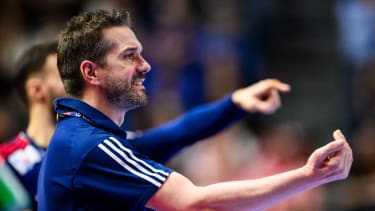Handball: EM, Frankreich - Dänemark, Finalrunde, Finalrunde, Finale, Lanxess Arena. Frankreichs Trainer Guillaume Gille gestikuliert.